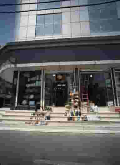 فروشگاه گل و گلدان در باغ آذری