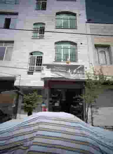 خیاطی گلها در خاک سفید