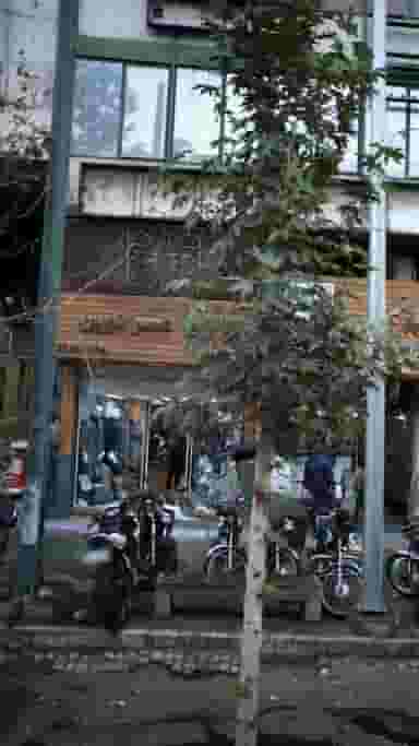 گالری عصر نوین در انقلاب