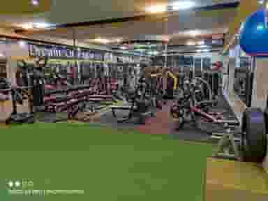 باشگاه بدنسازی جام ۳۲۵ در محله نگارستان اصفهان 