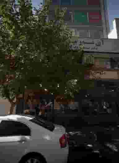 فروشگاه پوشاک در انقلاب