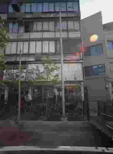 فروشگاه پوشاک در انقلاب