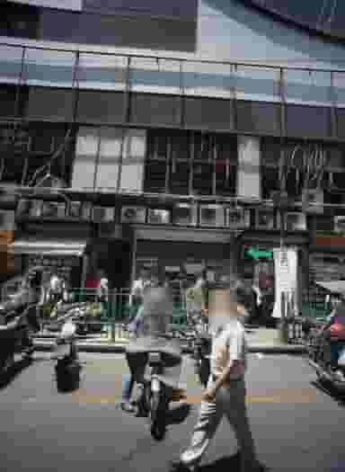 فروشگاه جزیره در انقلاب تهران