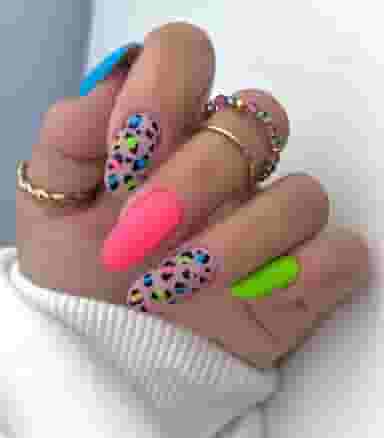 خدمات ناخن لالا در سینما سعدی شیراز