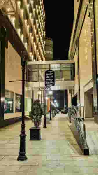 درمانگاه حکيم شرق در پایین خیابان مشهد