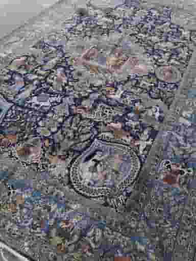 کارگاه مرمت فرش کهن بهرنگ در بازار اصفهان