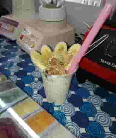 ابمیوه بستنی داش مرتضی در زنبیل آباد قم