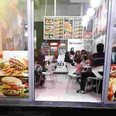 فست فود پودینیس در ولیعصر جنوبی تهران