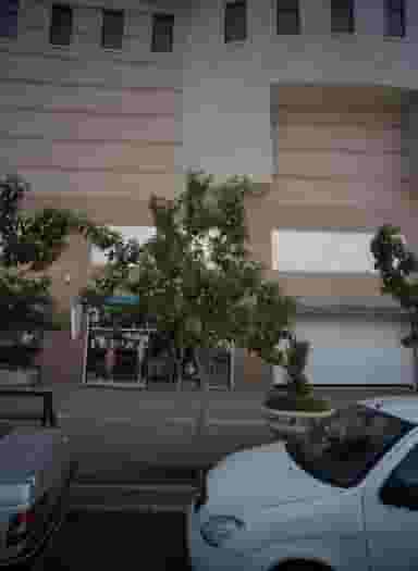 فروشگاه پوشاک در پایین خیابان مشهد