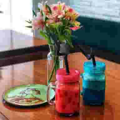 کافه یک دم اینجا در سهروردی 