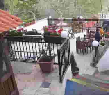 باغچه رستوران خانوادگی نگین شهران در کوهسار تهران