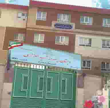 مدرسه شهدای معززی در بهار تهران