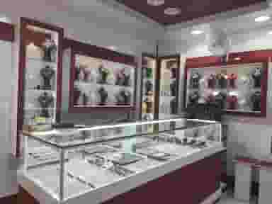 میدان نقش جهان بازار قیصریه جنب گز سلامتیان در بازار اصفهان