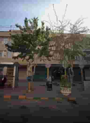 فروشگاه کیف ودمپایی در پایین خیابان مشهد