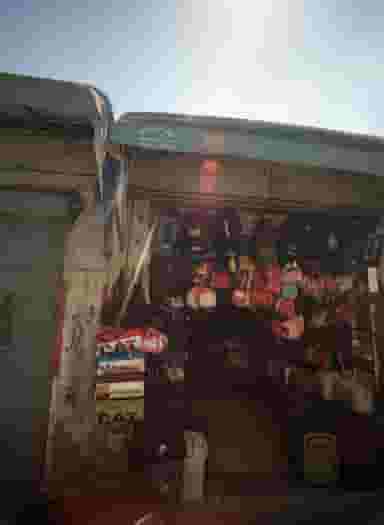 کیف فروشی در پایین خیابان مشهد