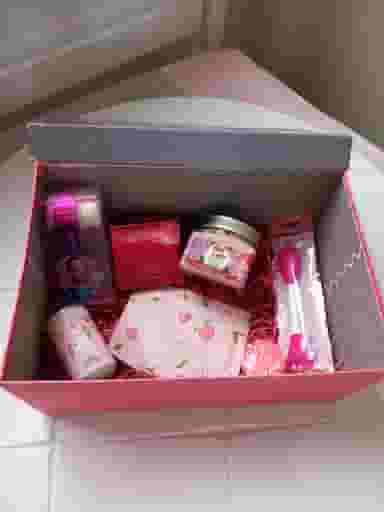 لوازم آرایشی خانوم خوشگله در استخر 