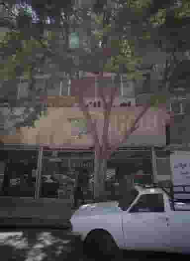 فروشگاه واحدی و پسران در انقلاب مشهد