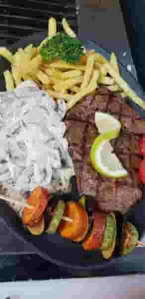 کافه رستوران رزبلانژ در معلم رباط‌کریم