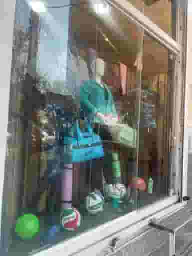 پوشاک و لوازم ورزشی