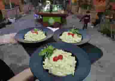 باغچه رستوران ریحون در مدرس الیگودرز