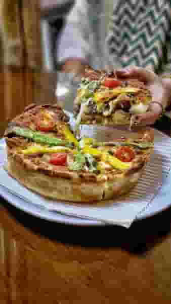 فست فود ژاو در بیشاپور کازرون