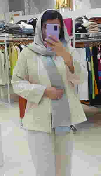 بوتیک زنانه دختر مو فرفری در آبنوس کرمان