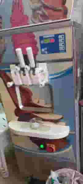 آبمیوه فروشی یاراحمدی در کورش خرم‌آباد