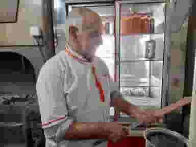 کبابی حاج بهمن در سعدی کرمانشاه