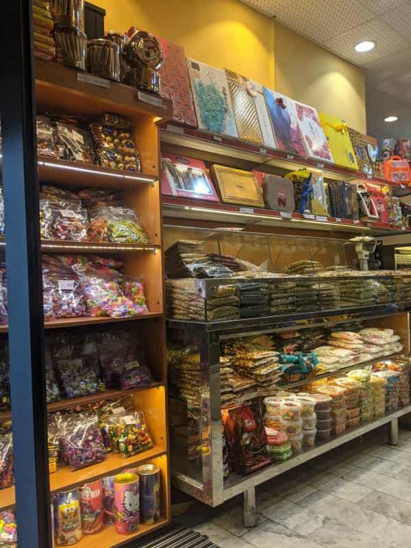 عکس شیرنی و آجیل سور در باغ فیض