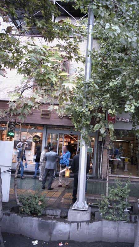 عکس کتاب‌فروشی جاویدان در انقلاب