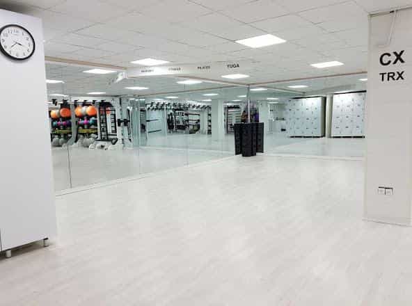 عکس باشگاه آویر در باغ فیض