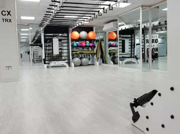 عکس باشگاه آویر در باغ فیض