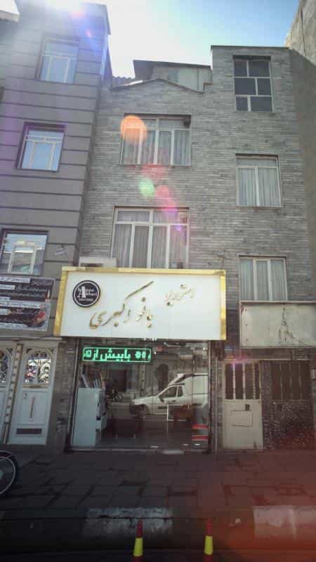 عکس استودیو بانو اکبری در تختی