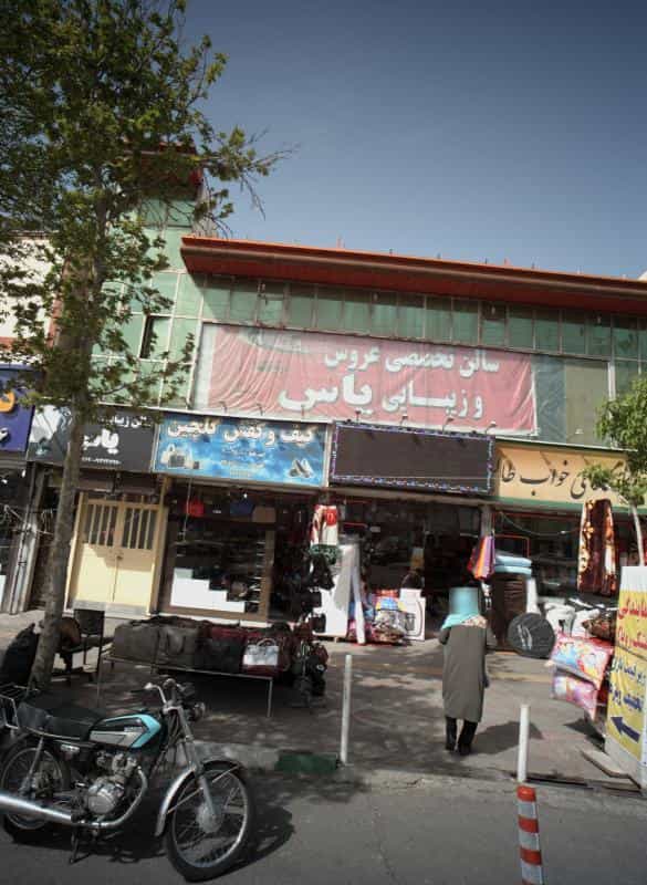 عکس کیف و کفش گلچین در خاک سفید