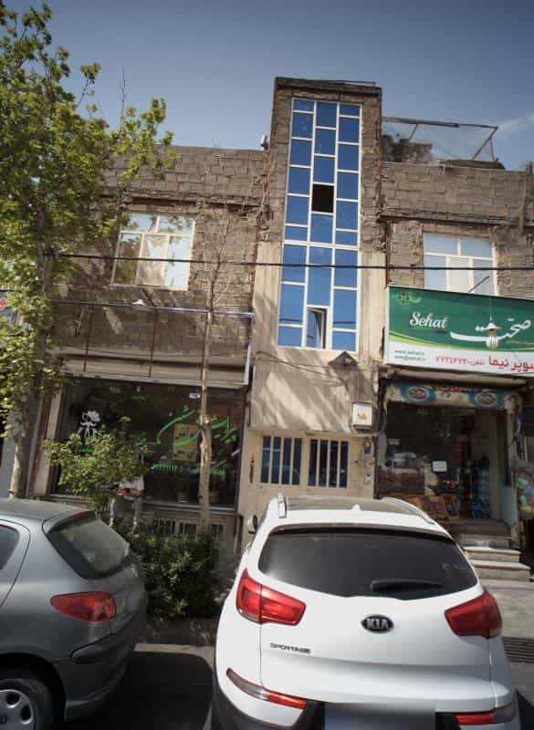 عکس پیرایش تی شین در خاک سفید