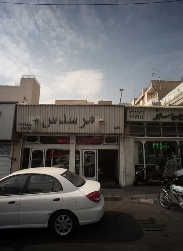 عکس فروشگاه مرسدس در قیام