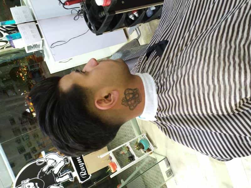 عکس پیرایش مردانه رآیْ مُند در محله قلعه طبره اصفهان 