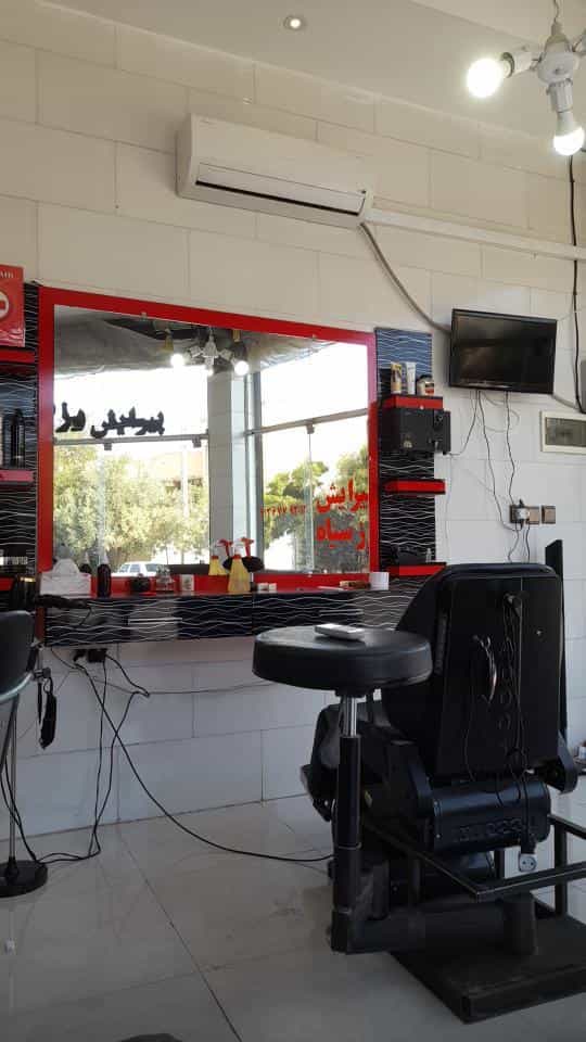 عکس پیرایش رز سیاه در محله ملک شهر اصفهان 