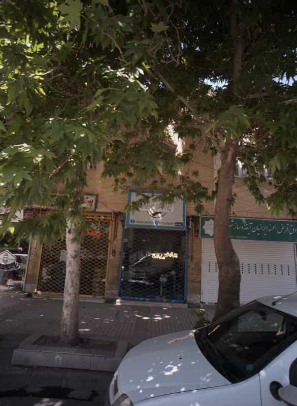عکس پیرایش سیبیلو در محله حجاب مشهد 