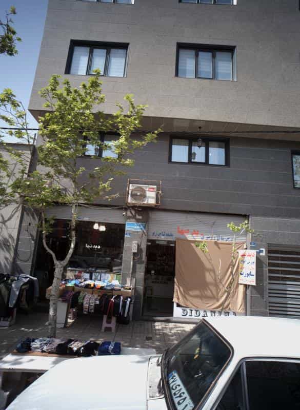 عکس فروشگاه پوشاک و شال و روسری دیدنیها در خاک سفید
