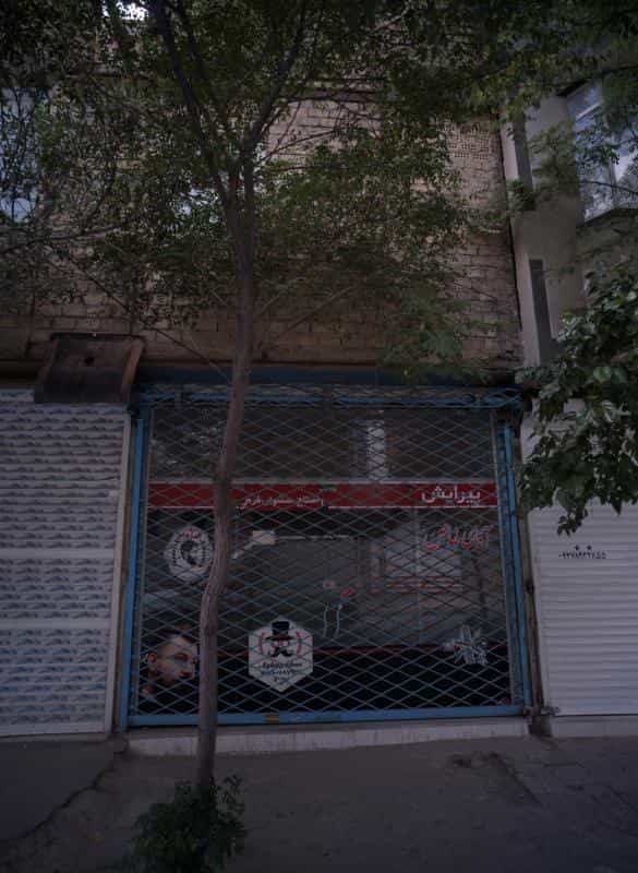 عکس پیرایش آقای خاص در محله شهید آوینی مشهد 