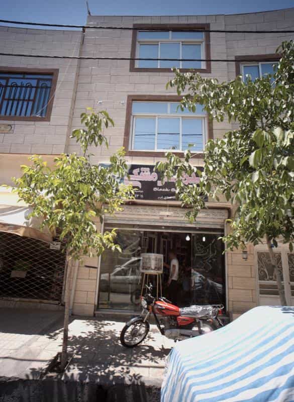 عکس پیرایش مشکی در محله شهید قربانی مشهد 