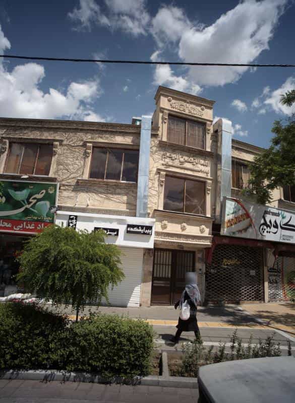 عکس پیرایشکده یزدان در محله آب و برق مشهد 