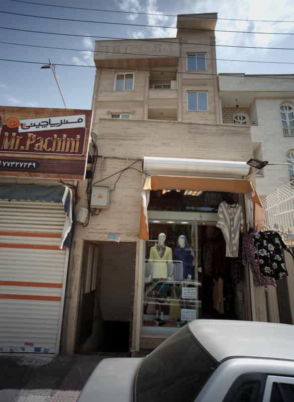 عکس فروشگاه پوشاک در خاک سفید