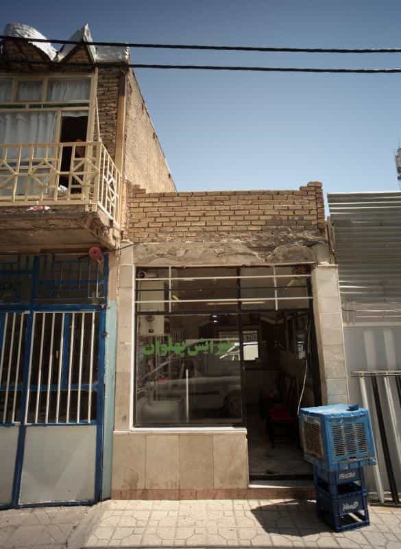 عکس پیرایش پهلوان در محله بلال مشهد 