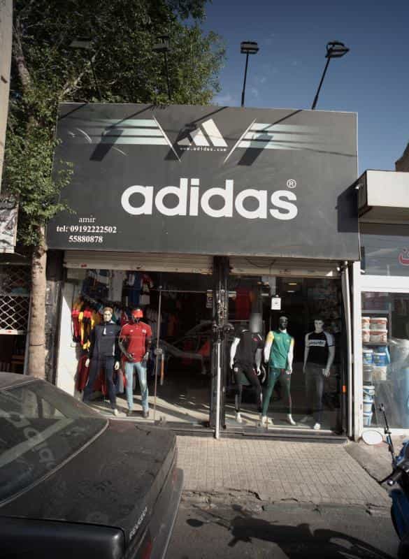 عکس فروشگاه پوشاک ورزشی پرسپولیس در زهتابی