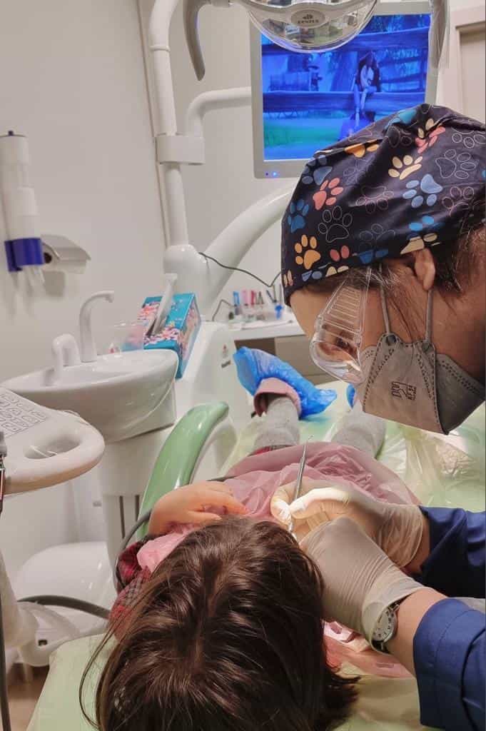 عکس دکتر الهه باباشاهی ، متخصص دندانپزشکی کودکان در باغ دریاچه اصفهان