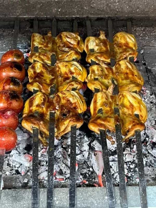 عکس داروخانه دکتر شیوا و شهرزاد پرخیده در باغ دریاچه اصفهان