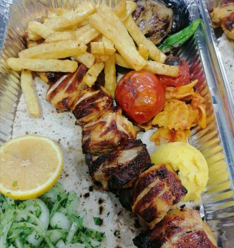 عکس داروخانه دکتر شیوا و شهرزاد پرخیده در باغ دریاچه اصفهان