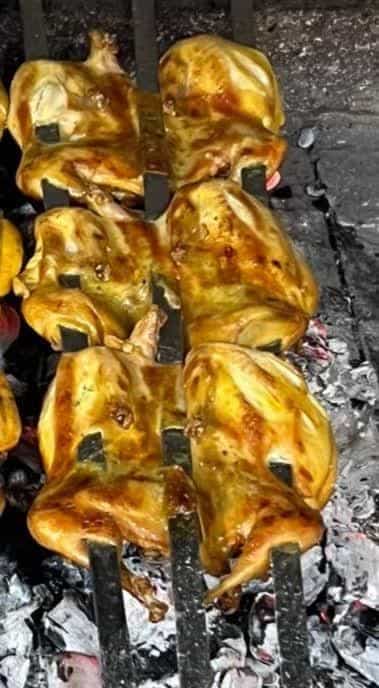 عکس داروخانه دکتر شیوا و شهرزاد پرخیده در باغ دریاچه اصفهان